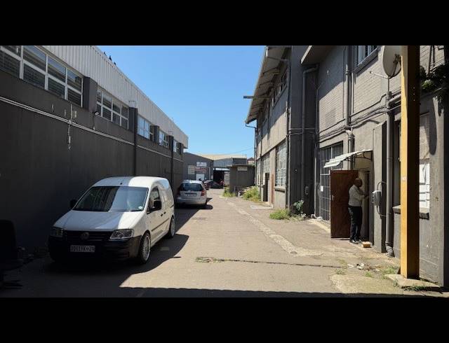 830M² WAREHOUSE TO LET IN STAMFORD HILL